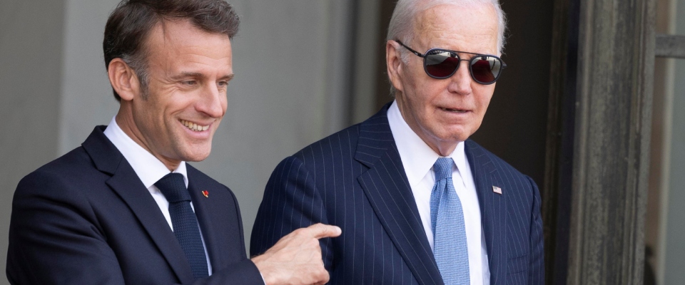 Biden a Parigi: “Sull’Ucraina non ci tireremo indietro. Putin non si fermerà, tutta l’Europa è minacciata”