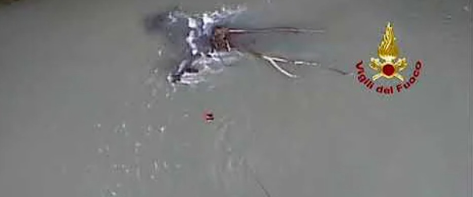 Tentano di attraversare il Brenta, la corrente li travolge: due ragazzi salvati con l’elicottero (video)