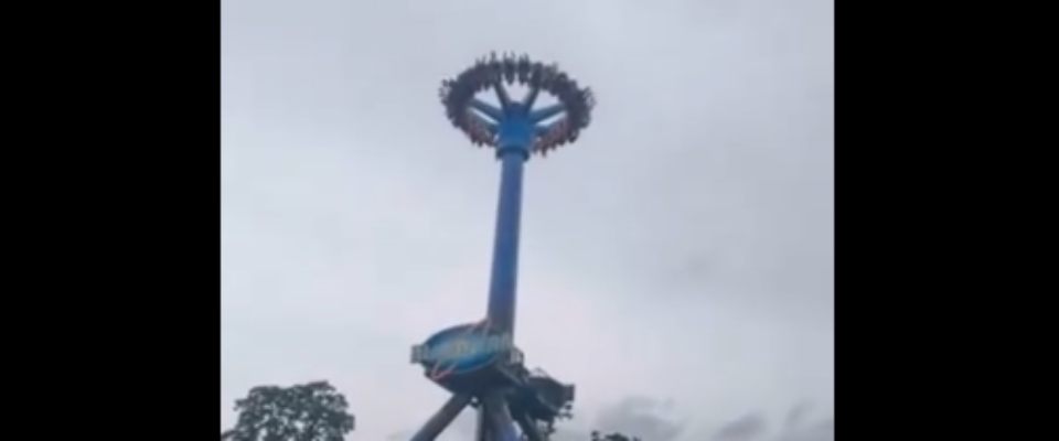 La giostra si ferma e restano a testa in giù a 30 metri di altezza: incubo al parco divertimenti (video)