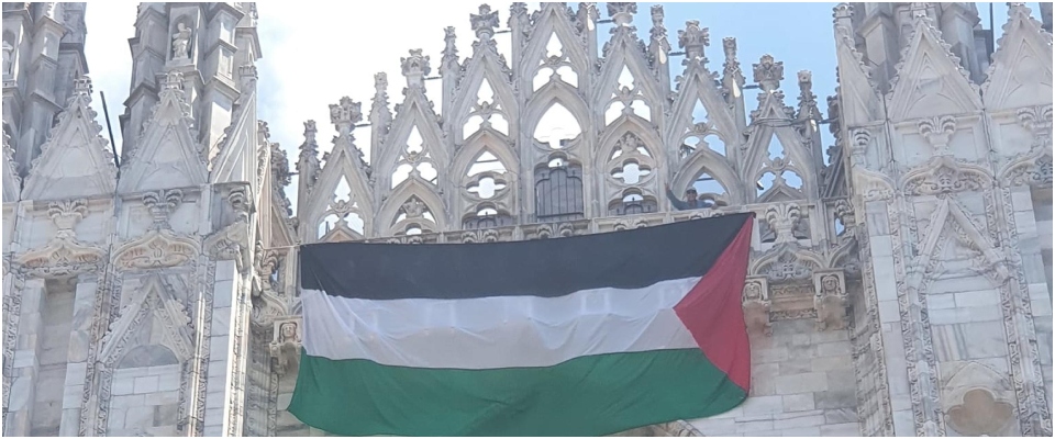 bandiera palestinese Duomo Milano