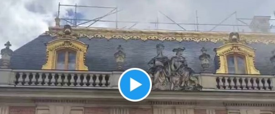 reggia Versailles a fuoco