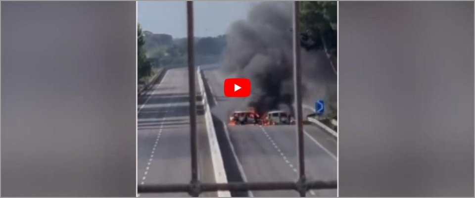 Far west sulla statale Brindisi Lecce, assalto a un portavalori: spari, auto in fiamme e panico tra gli automobilisti in coda (video)