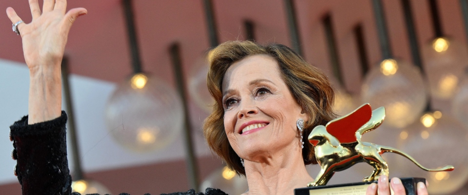 Venezia, Leone d’Oro alla carriera a Sigourney Weaver: “Grazie ai film italiani mi sono innamorata del cinema”