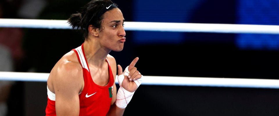 Oro scontato nella boxe: stravince l’intersex Khelif. Adesso chiedete scusa ad Angela Carini