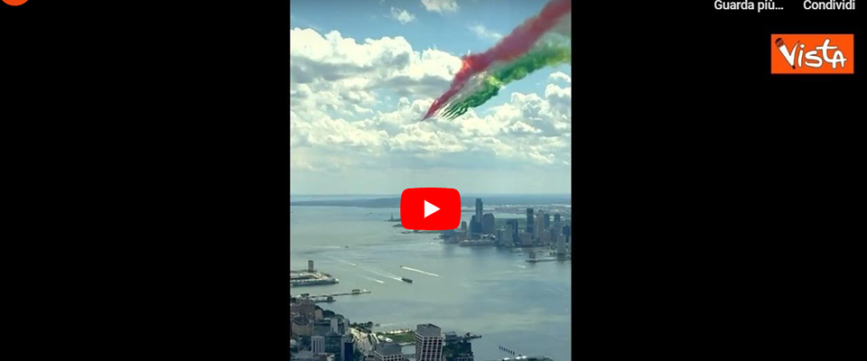 Spettacolo nei cieli americani: le Frecce Tricolori sorvolano New York dopo 32 anni (video)