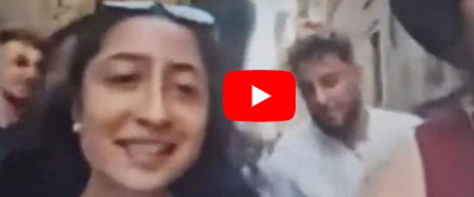 Tentano di derubare una turista giapponese a Roma: borseggiatori scoperti, salutano i follower (video)