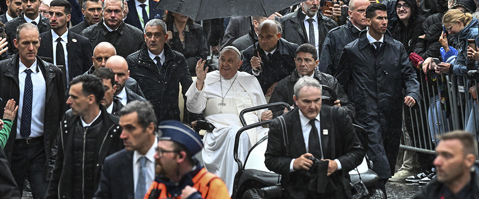 Il Papa in Belgio, esplode un “giallo” in una canonica: sacerdote 70enne trovato morto per droga