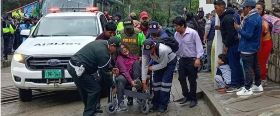 Bus di turisti va fuori strada e si schianta in Perù, 30 feriti, sei italiani gravi. Aperta un’indagine (video)