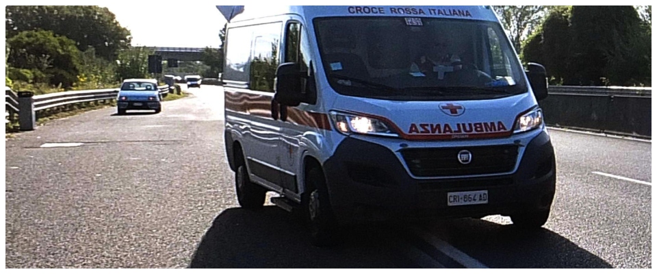 Viene soccorso dall’ambulanza, lui aggredisce i sanitari e poi la ruba: arrestato un marocchino a Firenze