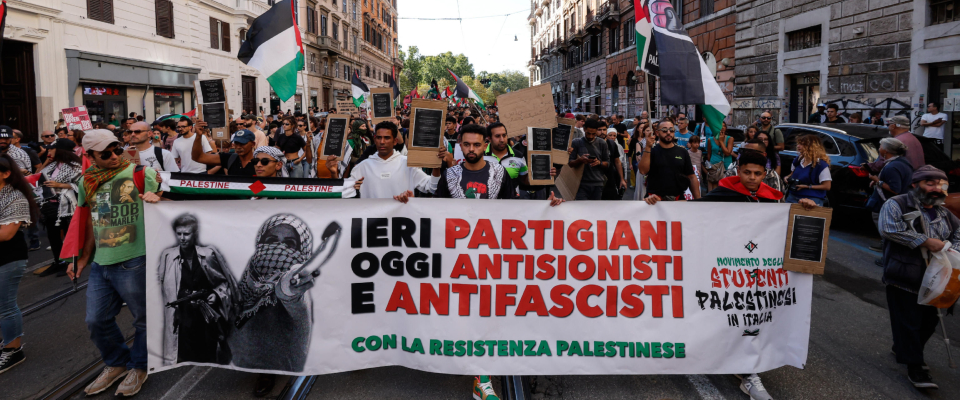 Antisemitismo, i “partigiani di Hamas” alzano il tiro: “Non rinunceremo alla manifestazione per il 7 ottobre”