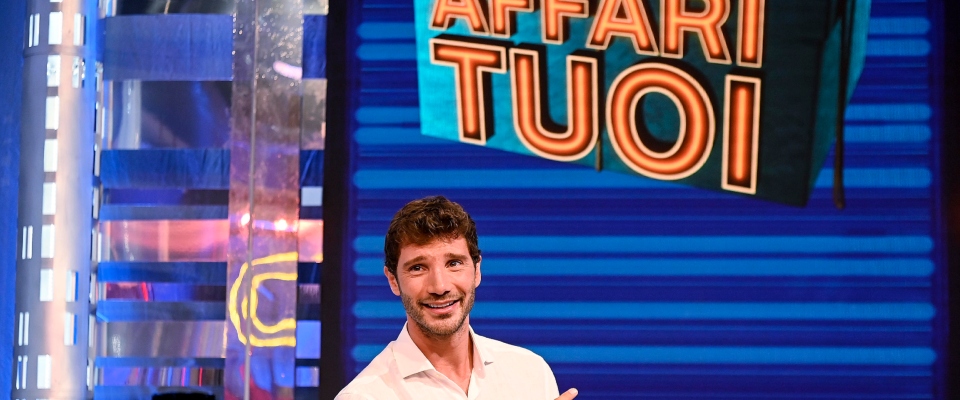 Stefano De Martino, buona la prima: il debutto di “Affari Tuoi” fa il 24,8 di share. I social lo promuvono