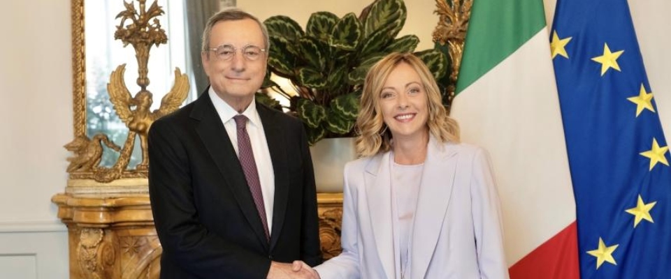 Meloni vede Draghi a Palazzo Chigi: l’Europa non escluda un nuovo debito comune (video)