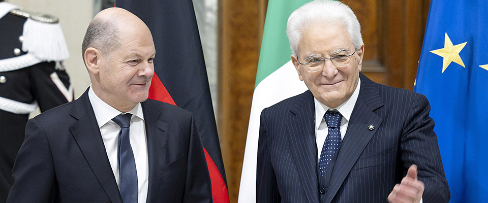 Meloni-Scholz, telefonata d’intesa sul modello Italia per i migranti. A Berlino c’è Mattarella