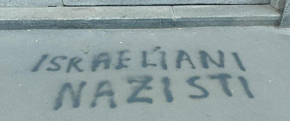 Milano, dopo gli insulti alla Segre la scritta choc sui gradini di una scuola elementare: “Israeliani nazisti”