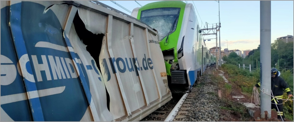 Paura a Milano, treno merci deraglia: container si sgancia e il convoglio impatta su un vagone passeggeri. Un ferito, caos ritardi