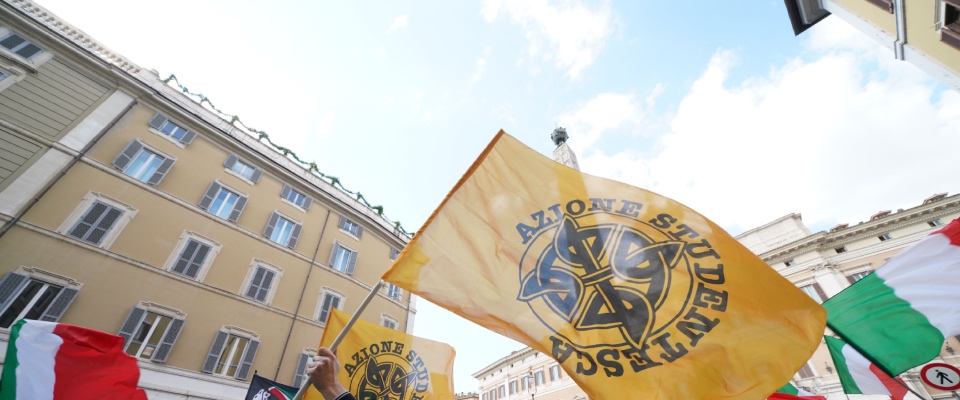 Prof e alunni di sinistra tentano di bloccare il volantinaggio di Azione studentesca a Firenze: “Non ci facciamo intimidire”