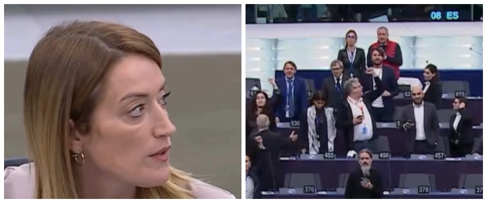 “Bella Ciao” e pugni chiusi contro Orban, Metsola gela gli eurodeputati rossi: “Non siete all’Eurovision” (video)