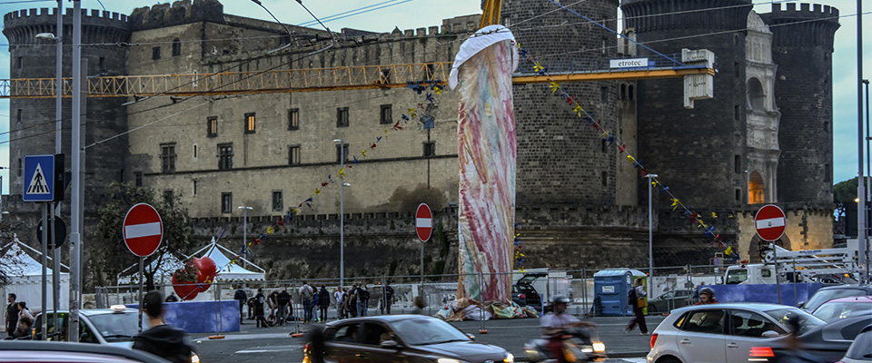 Napoli, la statua di Pulcinella a forma di pene travolge il sindaco Manfredi. FdI: “Buttati 157mila euro”