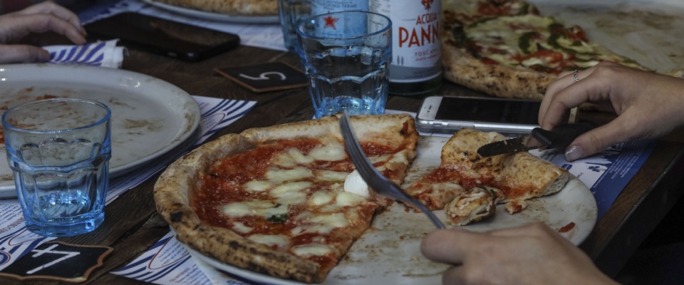 Muore a 14 anni a Roma dopo una cena in pizzeria, sospetti sul dessert. Aperta un’inchiesta