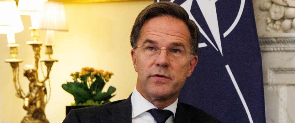 Rutte a Napoli per il G7 frena l’Ucraina: “Prima o poi entrerà nella Nato, ma non è ancora il momento”