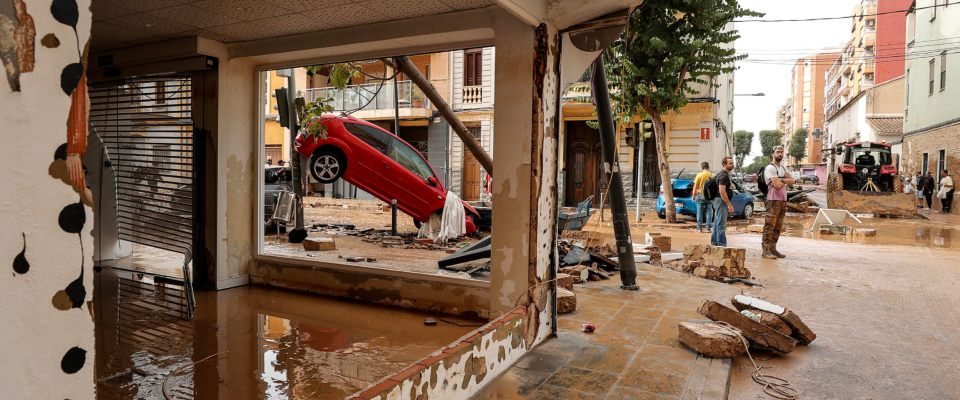 Alluvione a Valencia, sale il bilancio dei morti: oltre 70. Il governo: “Sconosciuto il numero dei dispersi”