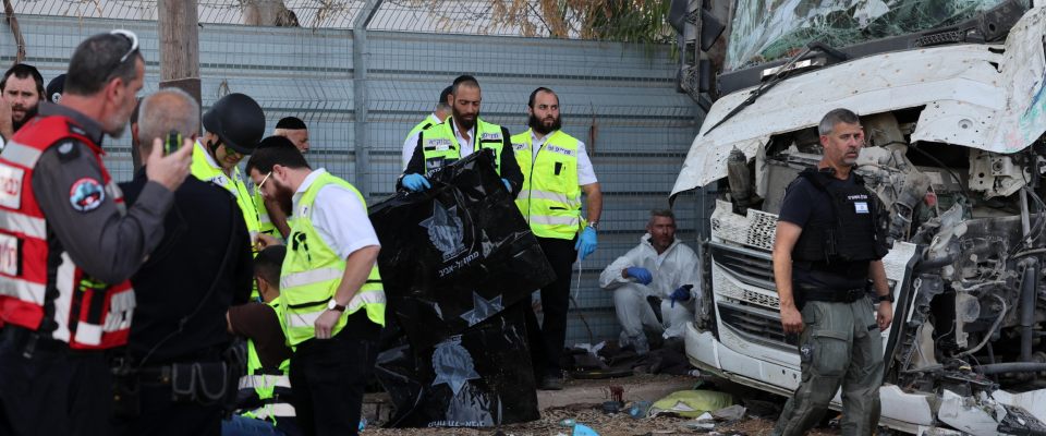 Camion sulla folla a Tel Aviv, vicino la sede del Mossad: 33 feriti. L’autista freddato da civili armati