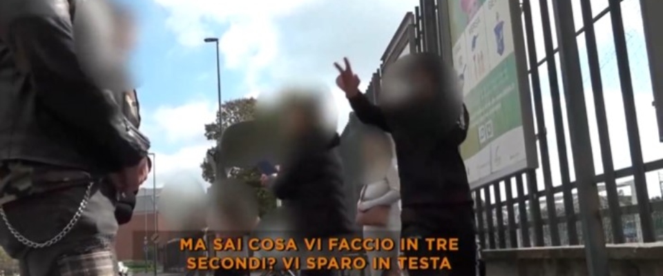 “Vi sparo in testa”: rom abusivi inveiscono contro l’inviato di “Fuori dal Coro”. Torinesi terrorizzati (video)