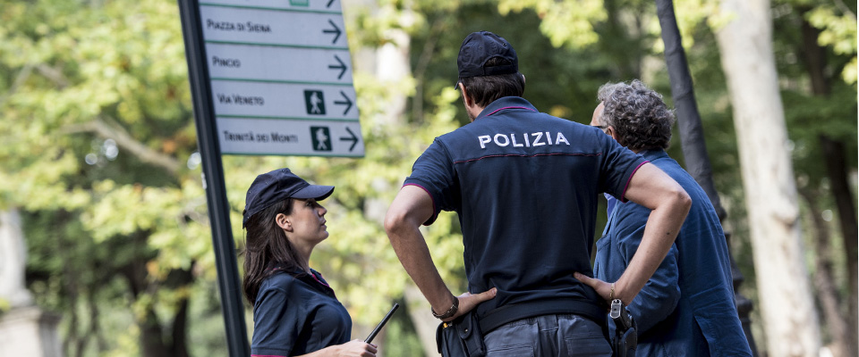 Roma violenta, immigrato entra in una casa e tenta di stuprare una disabile: arrestato dalla polizia