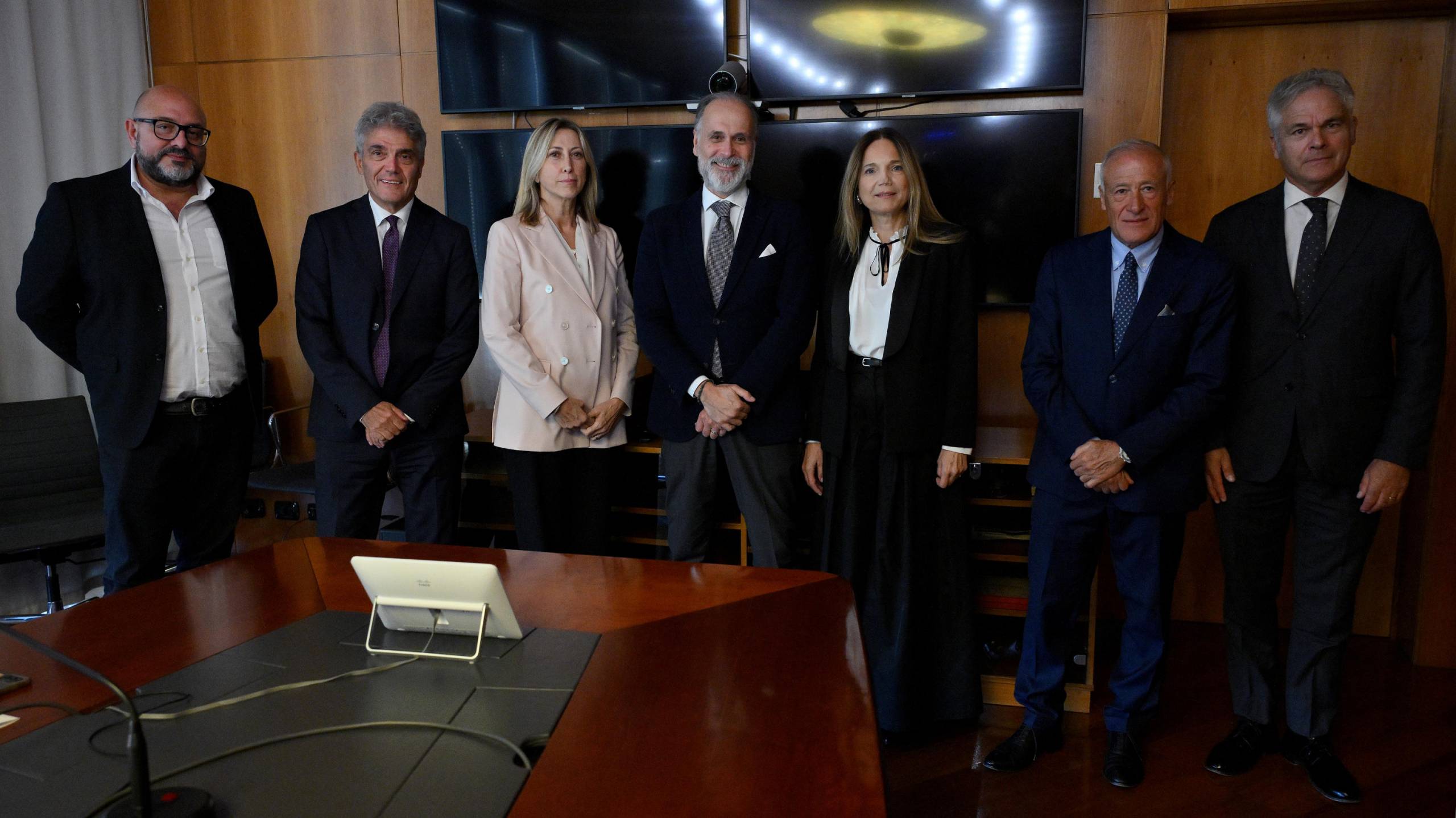 (S-D) Il nuovo consiglio di amministrazione della Rai, Davide Di Pietro, Roberto Natale, Simona Agnes, Giampaolo Rossi, Federica Frangi, Antonio Marano e Alessandro Di Majo durante la prima riunione del cda, Roma, 01 ottobre 2024.   ANSA/ETTORE FERRARI