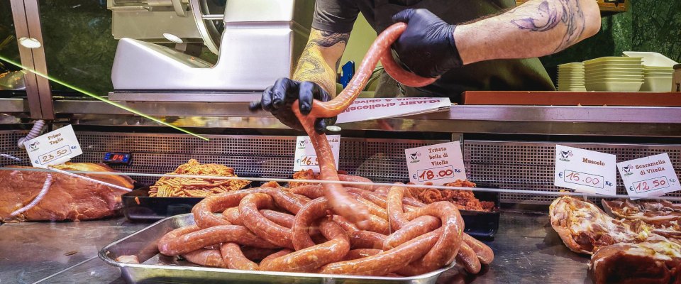 Non c’è carne, ma si può chiamare lo stesso “salsiccia”: l’ultimo schiaffo Ue ai consumatori (e alle tradizioni)