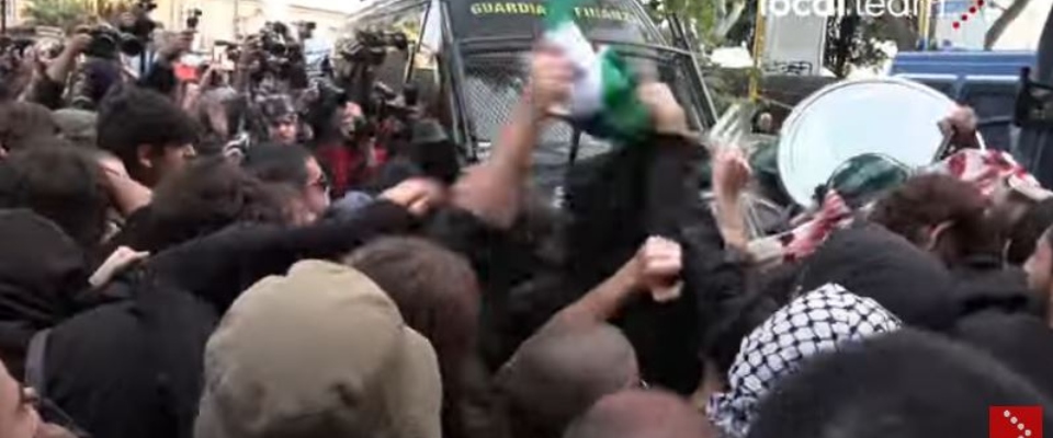 Guerriglia al corteo pro Pal: bottiglie, bastoni e bombe carta sugli agenti. “Non ci ferma nessuno” (video)