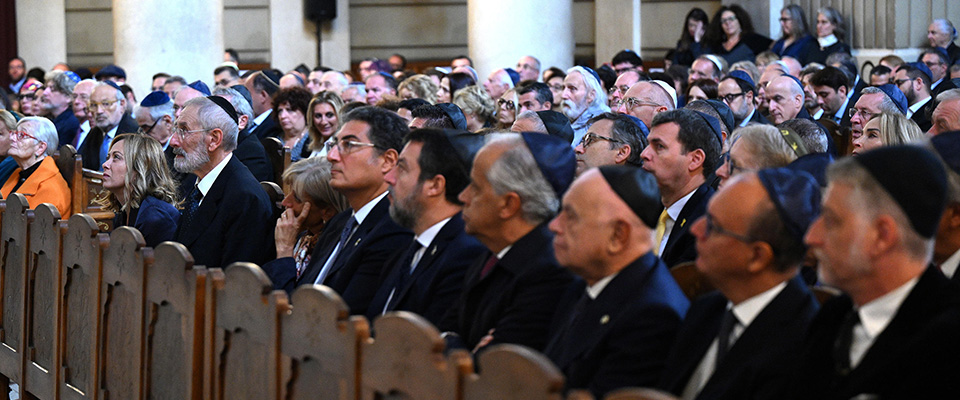 7 Ottobre, Schlein assente ingiustificata in Sinagoga. Lei nega la figuraccia: “C’era il Pd”