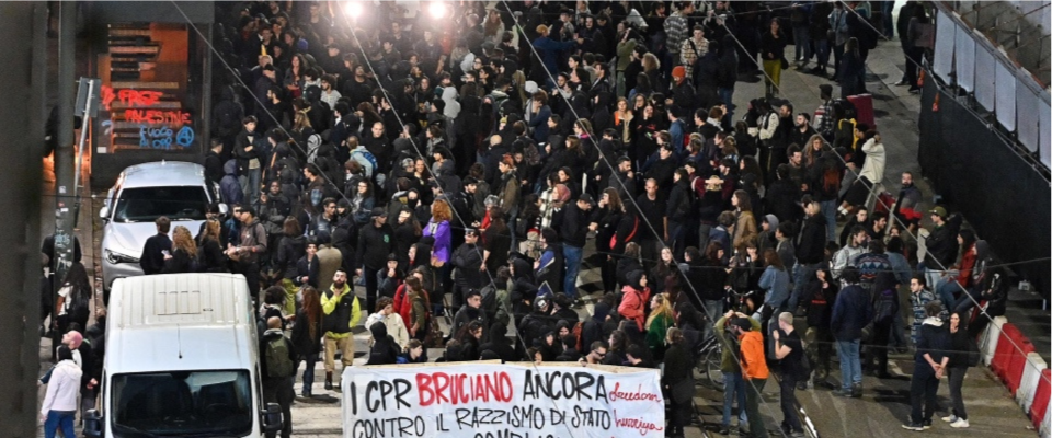 Torino sotto assedio, anarchici e centri sociali in piazza contro il Cpr: bombe carta contro i poliziotti