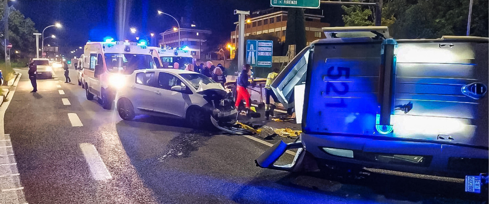 Tragedia nella notte a Roma: tre vigili travolti sulla Tiburtina, uno di loro, 26enne, ha perso una gamba