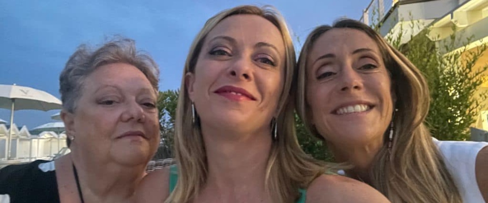 Mamma Meloni a “Chi”: “Giorgia piace a tutti, è rimasta se stessa. La seguo da lontano perché si agita”