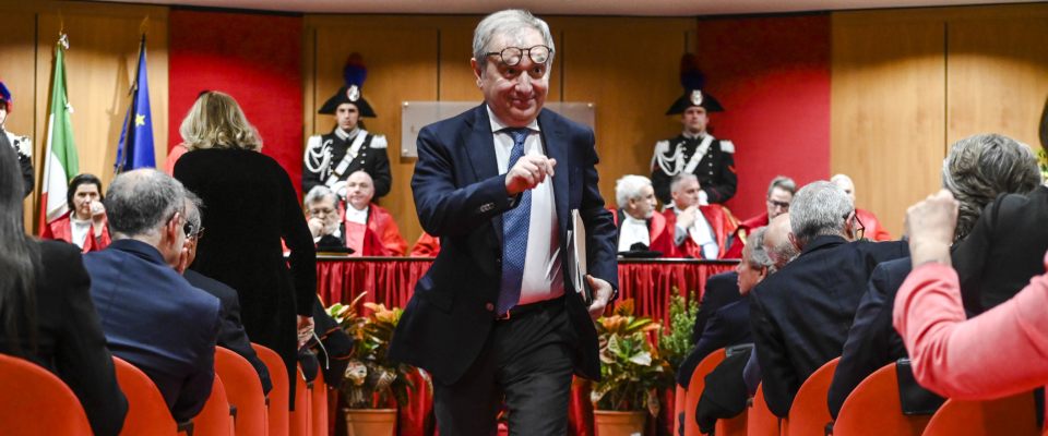 Toghe contro il governo, in diretta tv il comizio di Santalucia (Anm): “Non siamo lì per collaborare”