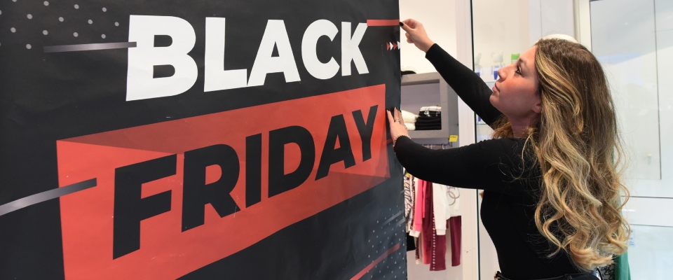 Tutti pazzi per il Black Friday, in anticipo lo shopping natalizio. Il Codacons: attenti alle truffe