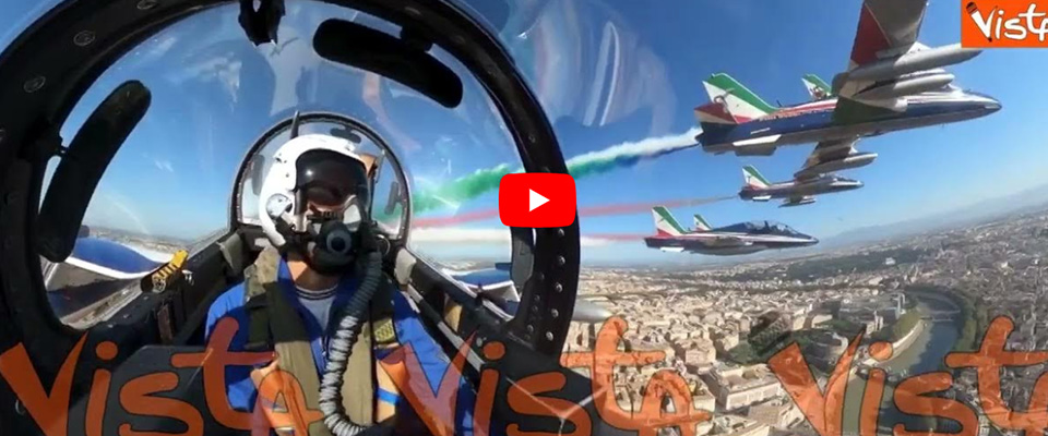 A bordo delle Frecce Tricolori. Lo straordinario video del volo dal posto del pilota sul Circo Massimo