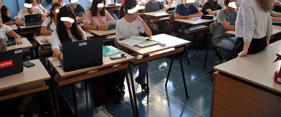 Castellammare, gruppo di genitori aggredisce un’insegnante: ferita alla testa, con lei anche suo padre