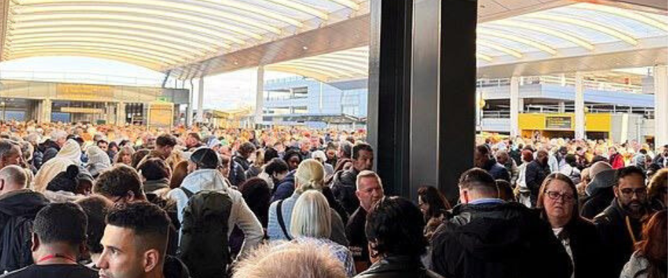 Londra nel caos, evacuato l’aeroporto di Gatwick per un ordigno sospetto. Paura anche all’ambasciata Usa