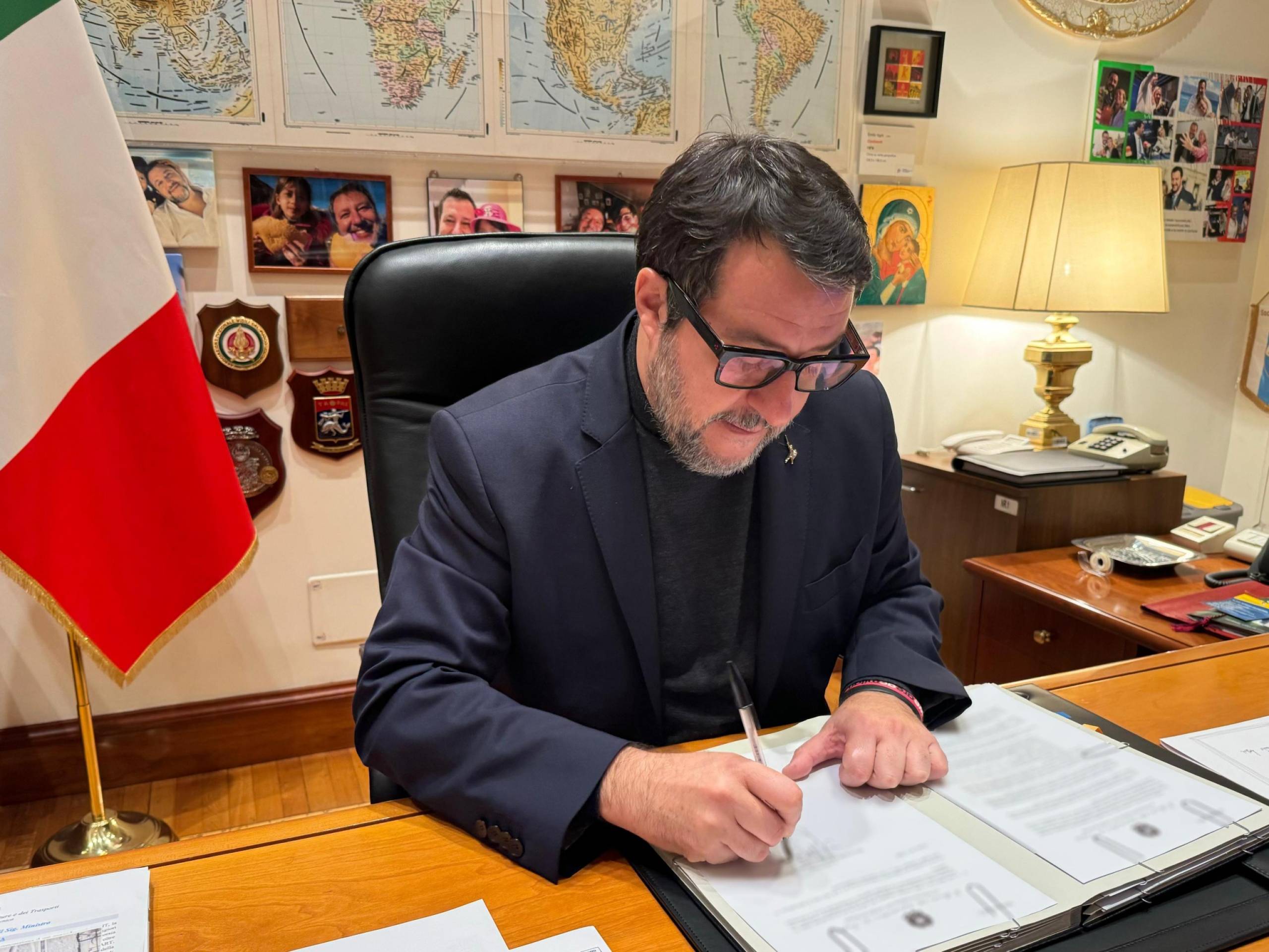 Matteo Salvini firma la precettazione per lo stop dei lavoratori previsto venerdì prossimo. ANSA/US MIT +++ NO SALES, EDITORIAL USE ONLY +++ NPK +++