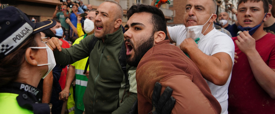 “Assassini”. A Valencia la folla assale Re Felipe e il premier Sanchez, colpito da un bastone (video)