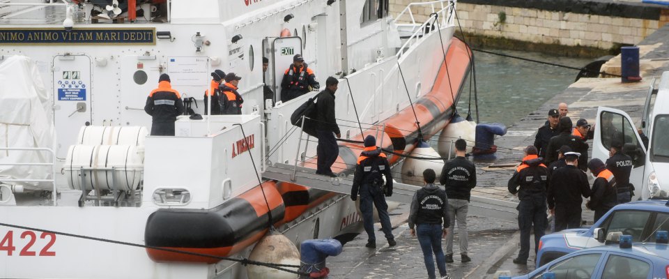 Migranti, sinistra disperata: ora accusa il governo di fare pochi rimpatri. FdI: “Hanno la faccia di bronzo”