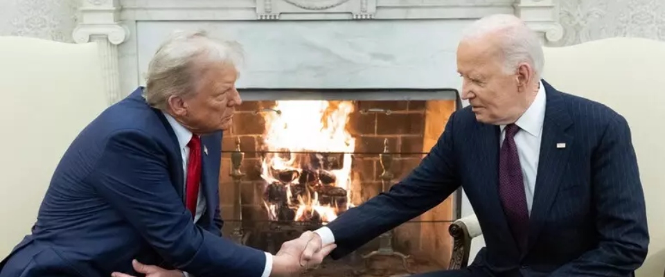 La stretta di mano tra Trump e Biden allo Studio Ovale. “La transizione sarà il più liscia possibile”