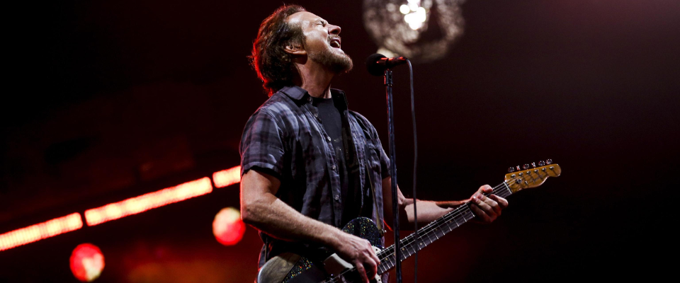 Eddie Vedder, voce dei Pearl Jam, compie sessant’anni tra musica e passione