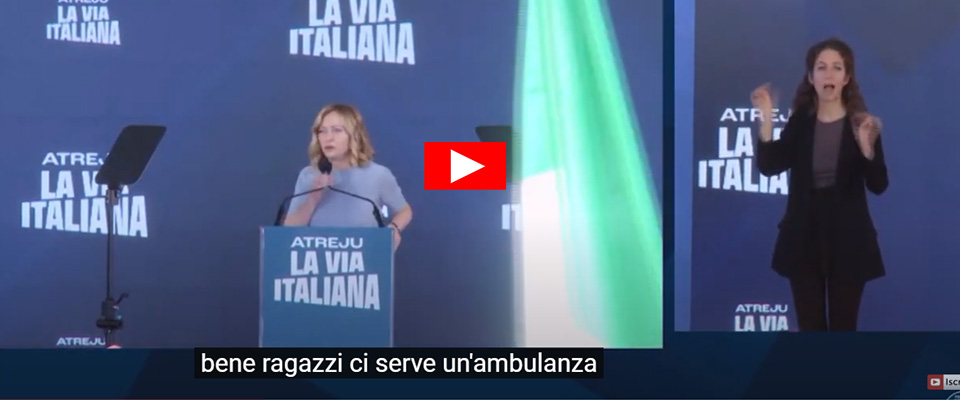 Atreju, Meloni in versione “118”: «C’è qualcuno che si sente male: ambulanza e applauso, su!» (video)