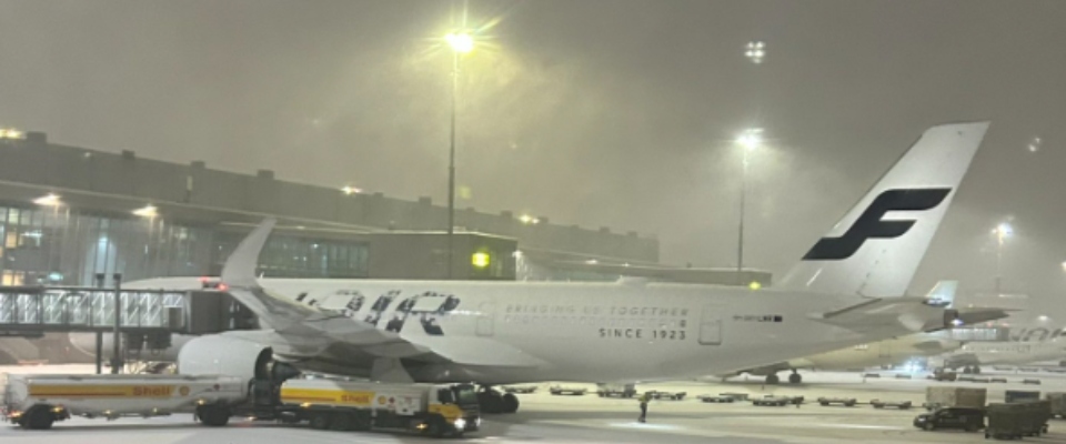 Paura sul volo Finnair per Roma: atterraggio d’emergenza. A bordo anche i giornalisti al seguito di Meloni