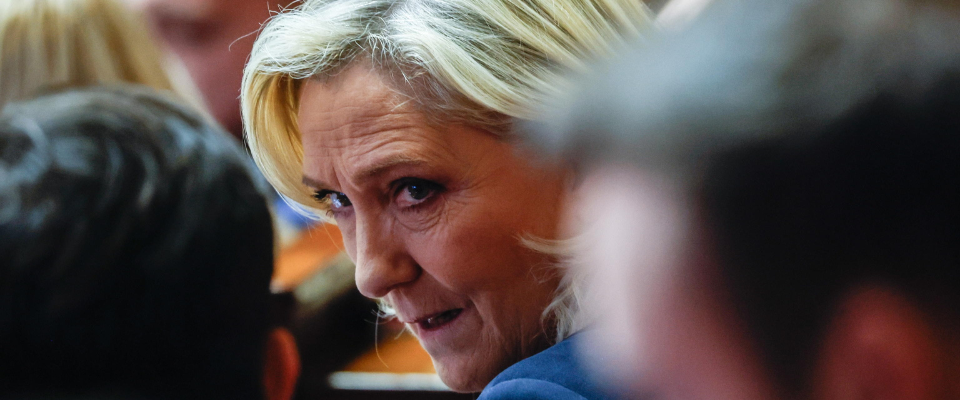 Le Pen padrona del gioco, Macron e Barnier in bilico. La Francia sull’orlo di un terremoto politico