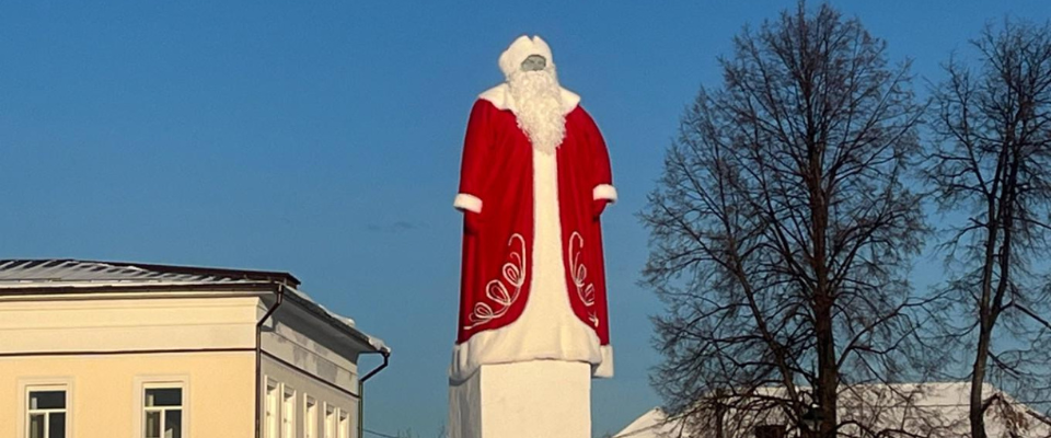 Lenin travestito da Babbo Natale. Nella cittadina russa di Irbit è polemica sotto l’albero