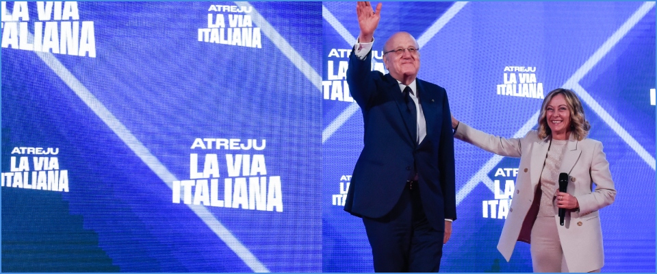 Meloni a sorpresa sul palco di Atreju col premier libanese Mikati: “Amico mio e dell’Italia”